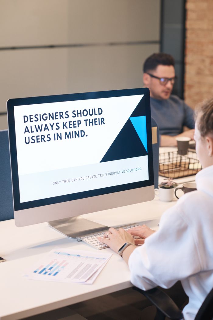 Un designer concentré travaille sur un projet centré sur l’utilisateur dans un bureau moderne.